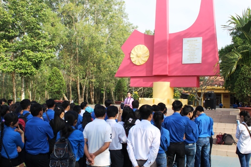 Các đồng chí đảng viên là học sinh, sinh viên tham quan khu di tích lịch sử nhà ông Nguyễn Văn Cung và ngã ba cây da đôi